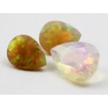Drei Opale, zus. 5,01 ct.Je birnkernförmig facettiert. Verschiedene Farben und Größen.