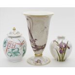 Jugendstil- und zwei Art Deco-Vasen.Porzellan. Trompeten- bzw. Kugelformen. Bunt gemalte Dekor mit