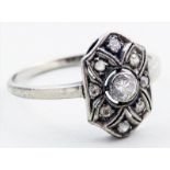 Art Deco-Diamantring.585/000 WG, brutto 1,8 g. Oval floral durchbrochen gearbeiteter Ringkopf,
