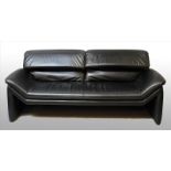 Sofa, Hans Kaufeld / De Sede.Zweieinhalbsitzer. Schwarzes Leder, mit aufklappbarer Rückenlehne.