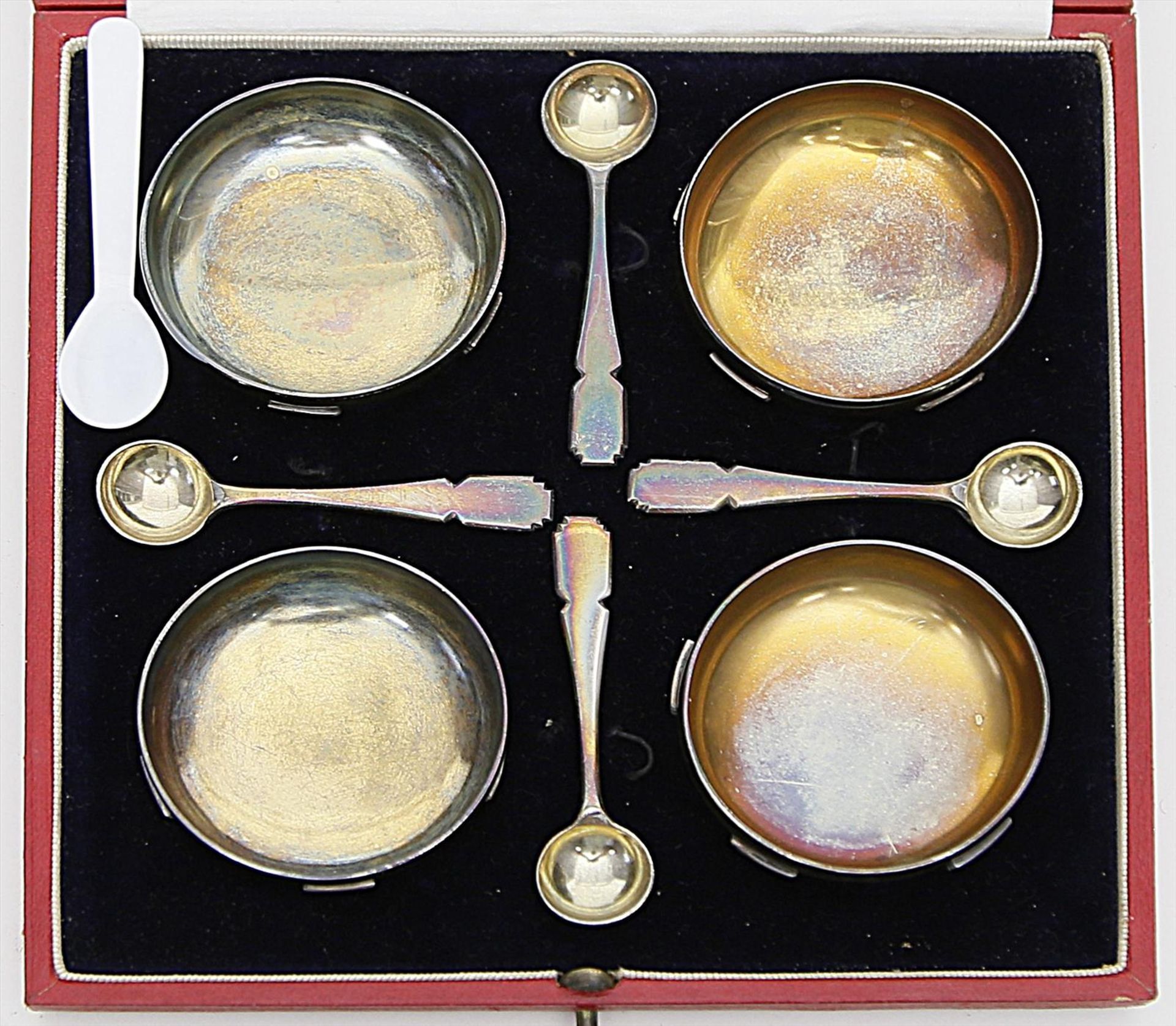 Satz von vier Art Deco-Kaviarschalen mit Löffeln.925/000 Sterlingsilber, 300 g. Rund, auf vier