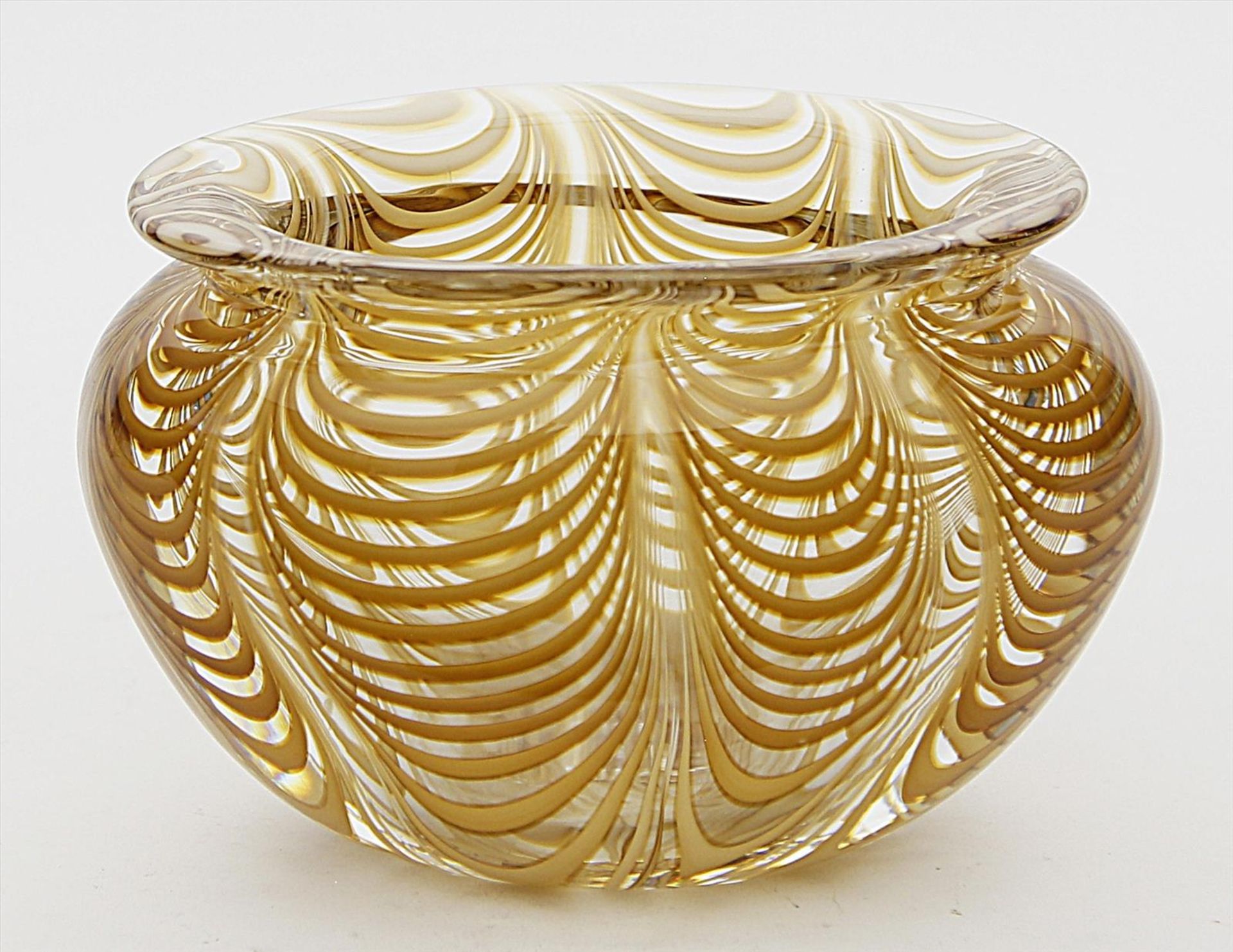 Vase.Dickwandiges farbloses Kristall mit braunen, wellenförmigen Fadeneinschmelzungen. Flach