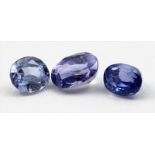 Drei blaue Saphire, zus. 2,37 ct.Oval facettiert in abweichender Farbe und Größe.