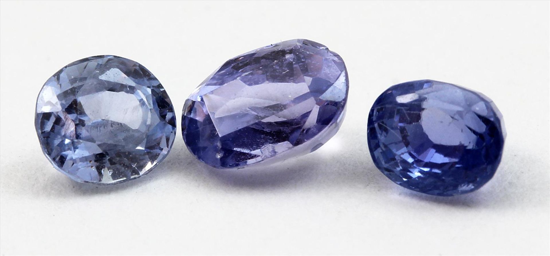 Drei blaue Saphire, zus. 2,37 ct.Oval facettiert in abweichender Farbe und Größe.