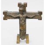 Unbekannter Künstler (1960er Jahre)Christus am Kreuz. Braun patinierte Bronze (berieben, Kratzer).