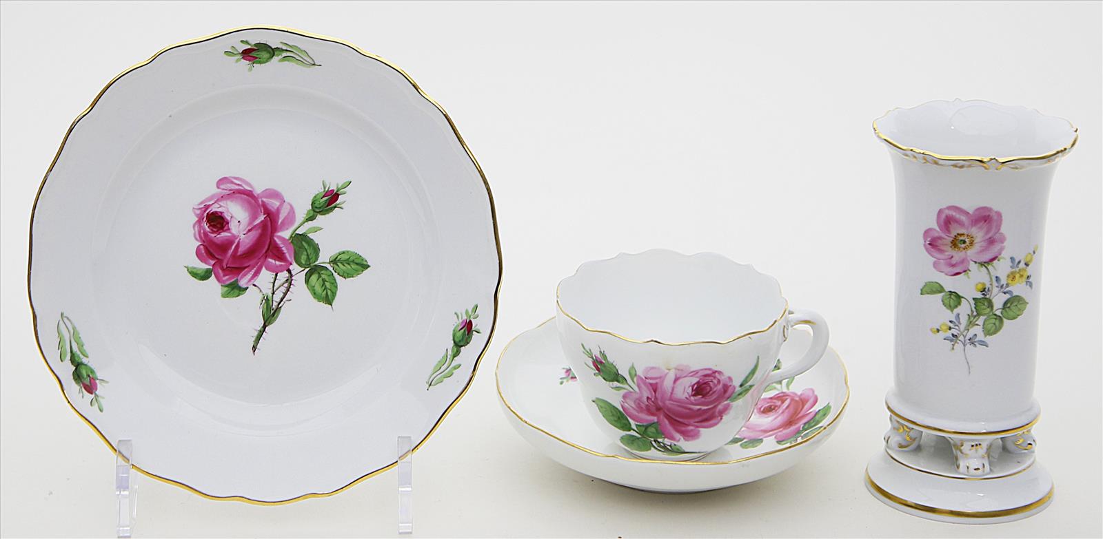 Kaffeegedeck und Vase, Meissen.Verschiedene Formen und bunte Blumenmalereien. Goldränder.