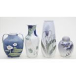 Vier Vasen im Stil des Jugendstil.Verschiedene Formen, einmal mit Deckel. Bunte Unterglasurmalerei