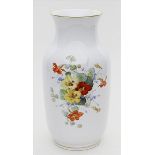 Große Vase, Meissen.Balusterform. Qualitätvolle bunte Blumenbouquetmalerei mit Kapuzinerkresse.