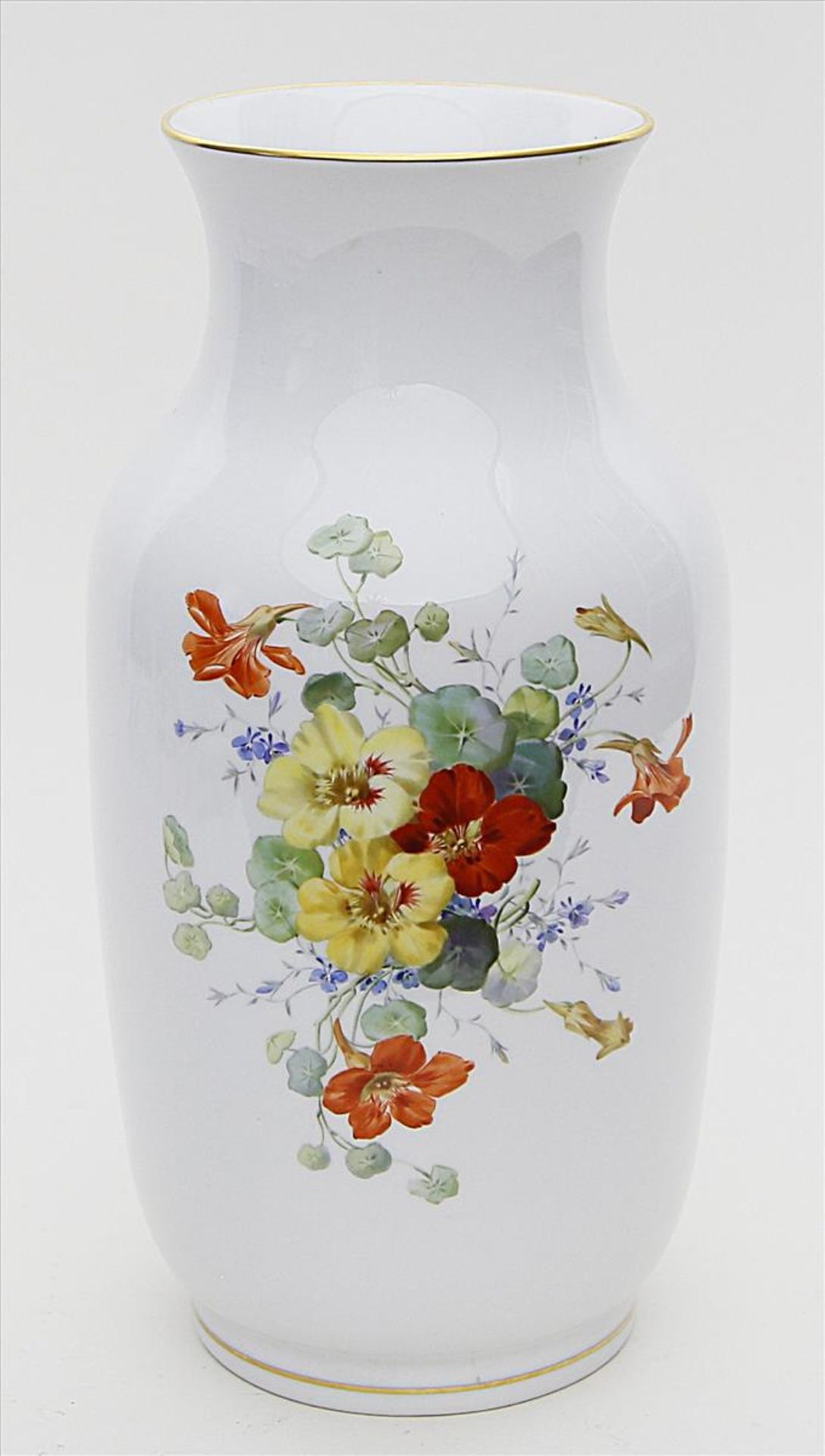 Große Vase, Meissen.Balusterform. Qualitätvolle bunte Blumenbouquetmalerei mit Kapuzinerkresse.