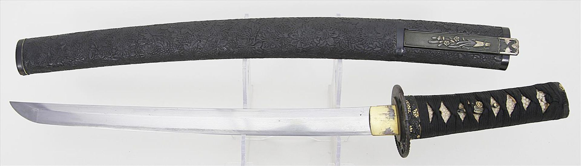 Kleines Schwert - Wakizashi.Polierte Stahlklinge. Goldtauschierte Tsuba aus Eisen (durchbrochen