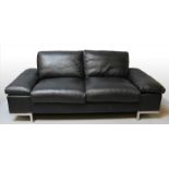 Modernes Sofa.Schwarze Lederpolsterung, auf verchromten Metallfüßen. Gepflegter Zustand. 20. Jh. Ca.