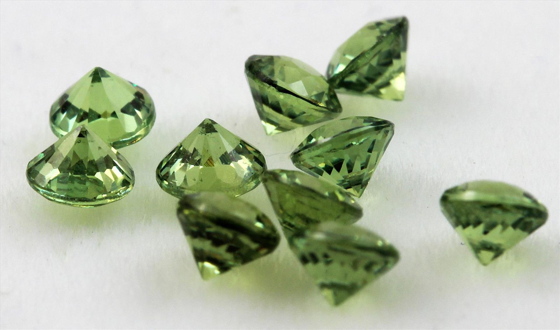 Zehn Demantoide (Granat), zus. 1,46 ct.Rund facettiert.