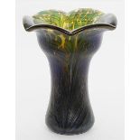 Vase.Bernsteinfarbenes, dickwandiges Glas mit grünen Einschmelzungen und federartig irisierender