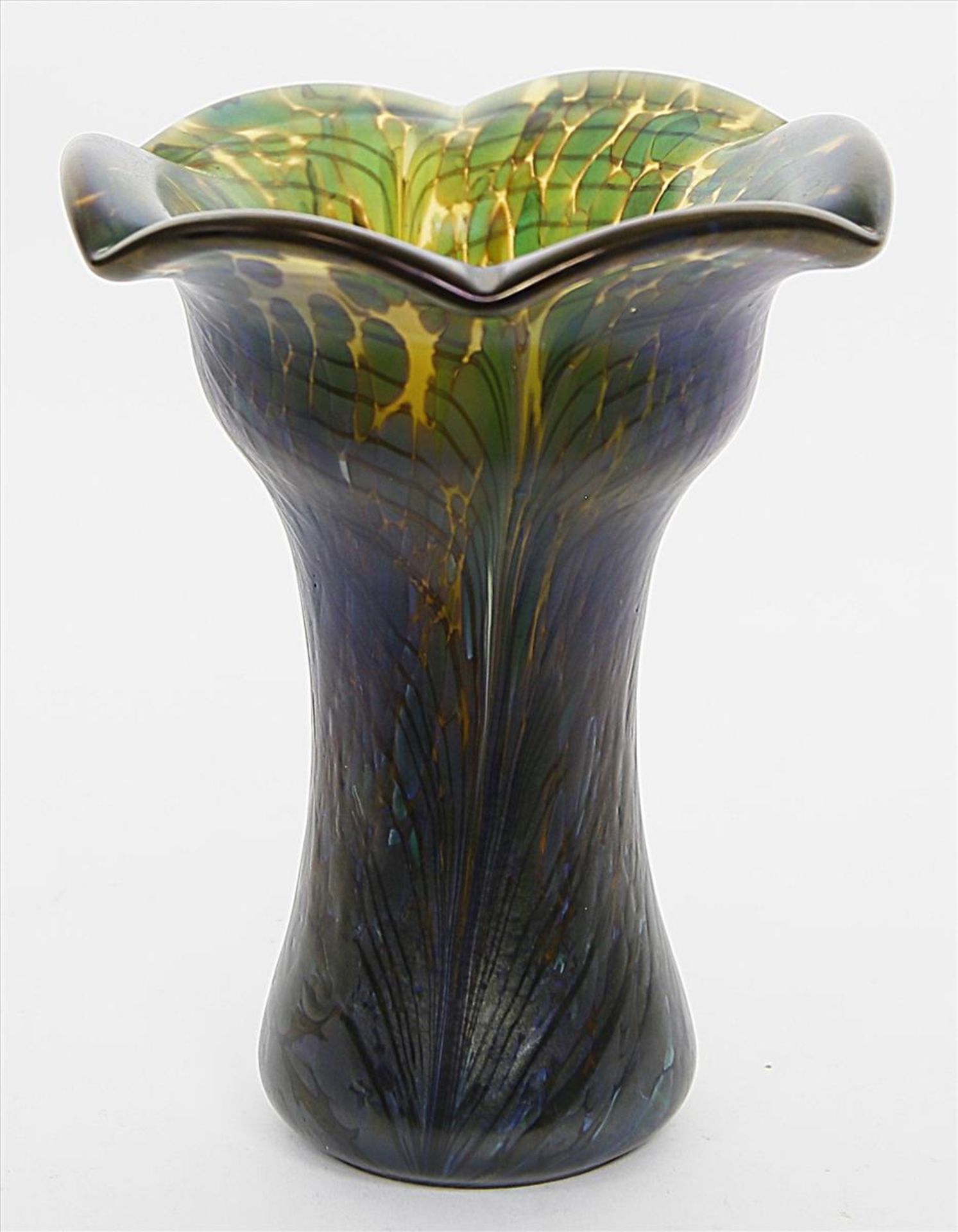 Vase.Bernsteinfarbenes, dickwandiges Glas mit grünen Einschmelzungen und federartig irisierender