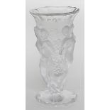 Schlevogt, Curt, att.Art Deco-Vase. Farbloses, teils matt geätztes Kristall. Plastisch reliefierte