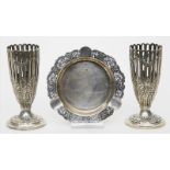Zwei Vasenhalterungen und Ascher.800/000 Silber, 150 g. Verschiedene Ausführungen und teils