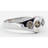 Damenring.585/000 WG, brutto 2,2 g. Besetzt mit drei cognacfarbenen Brillanten, zus. ca. 0,3 ct.,