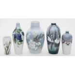 Fünf Jugendstil-Vasen.Porzellan. Gestreckte Formen mit floraler Unterglasurbemalung mit Vogel bzw.