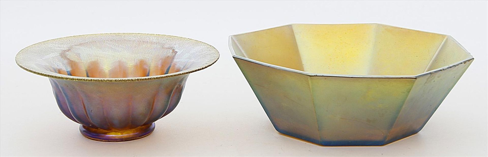 Zwei Schalen.Bernsteinfarbenes Glas, golden bis violett irisierend, so genanntes "Myra-Kristall".