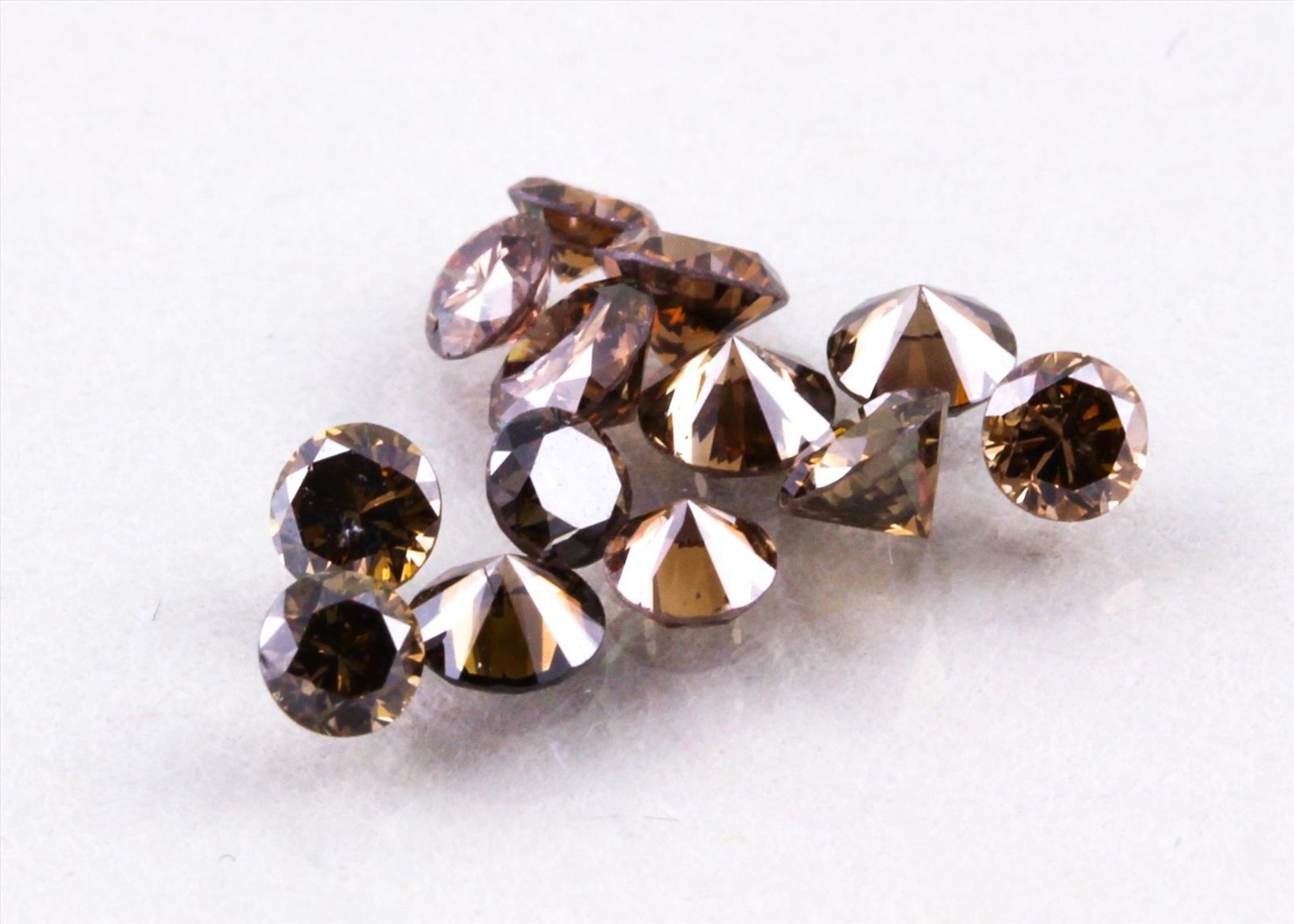 13 Brillanten, zus. ca. 1,55 ct.Einzeln ca. 0,1 bis 0,15 ct. Natural fancy brown.