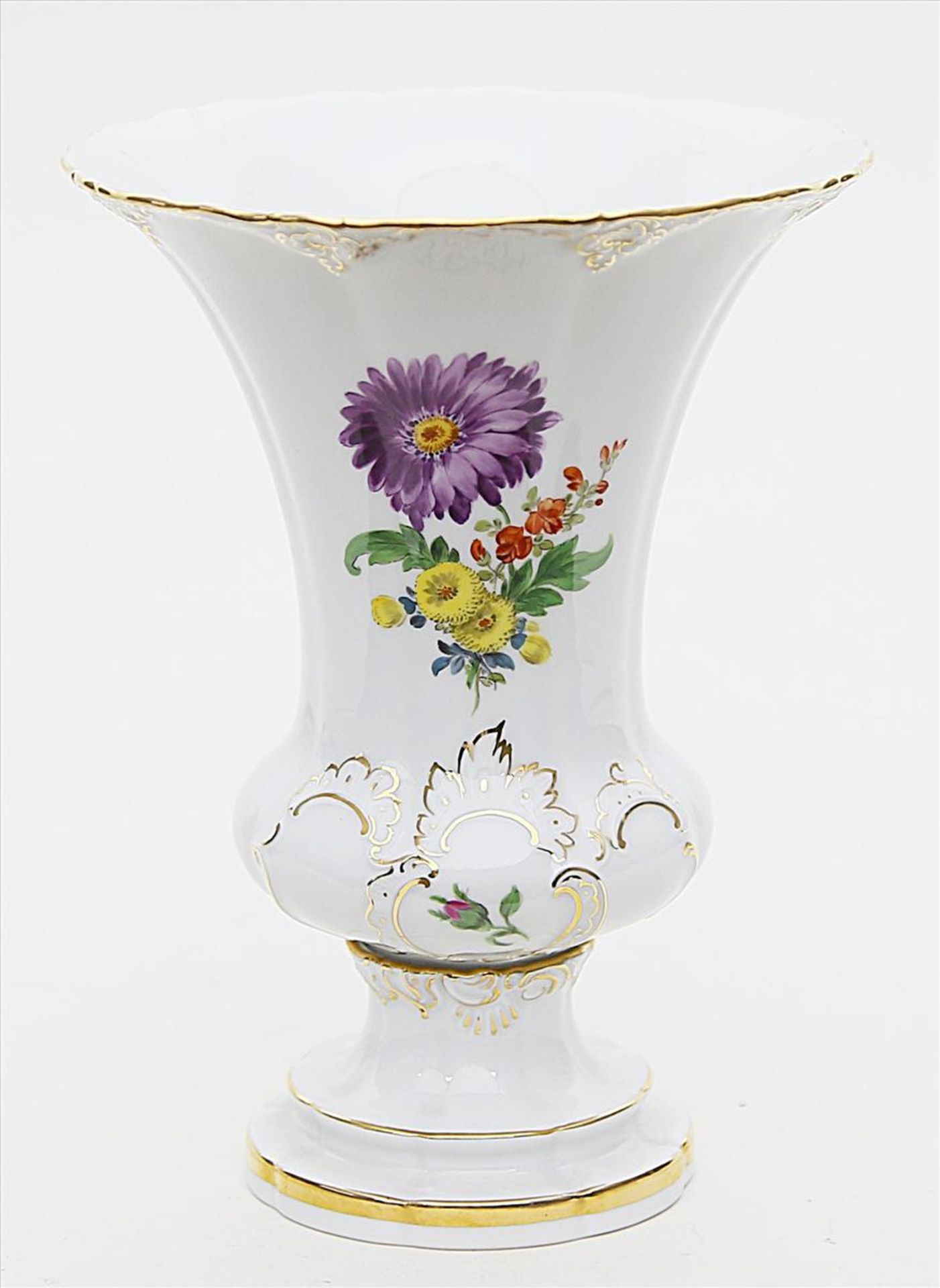 Vase, Meissen,"B-Form". Bunte Bemalung "Blume 3". Goldränder und -staffage. Schwertermarke