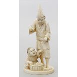 Okimono.Elfenbein, geschnitzt, Boden mit eingelegter Siegelplatte. Mann mit Junge und Korb voller