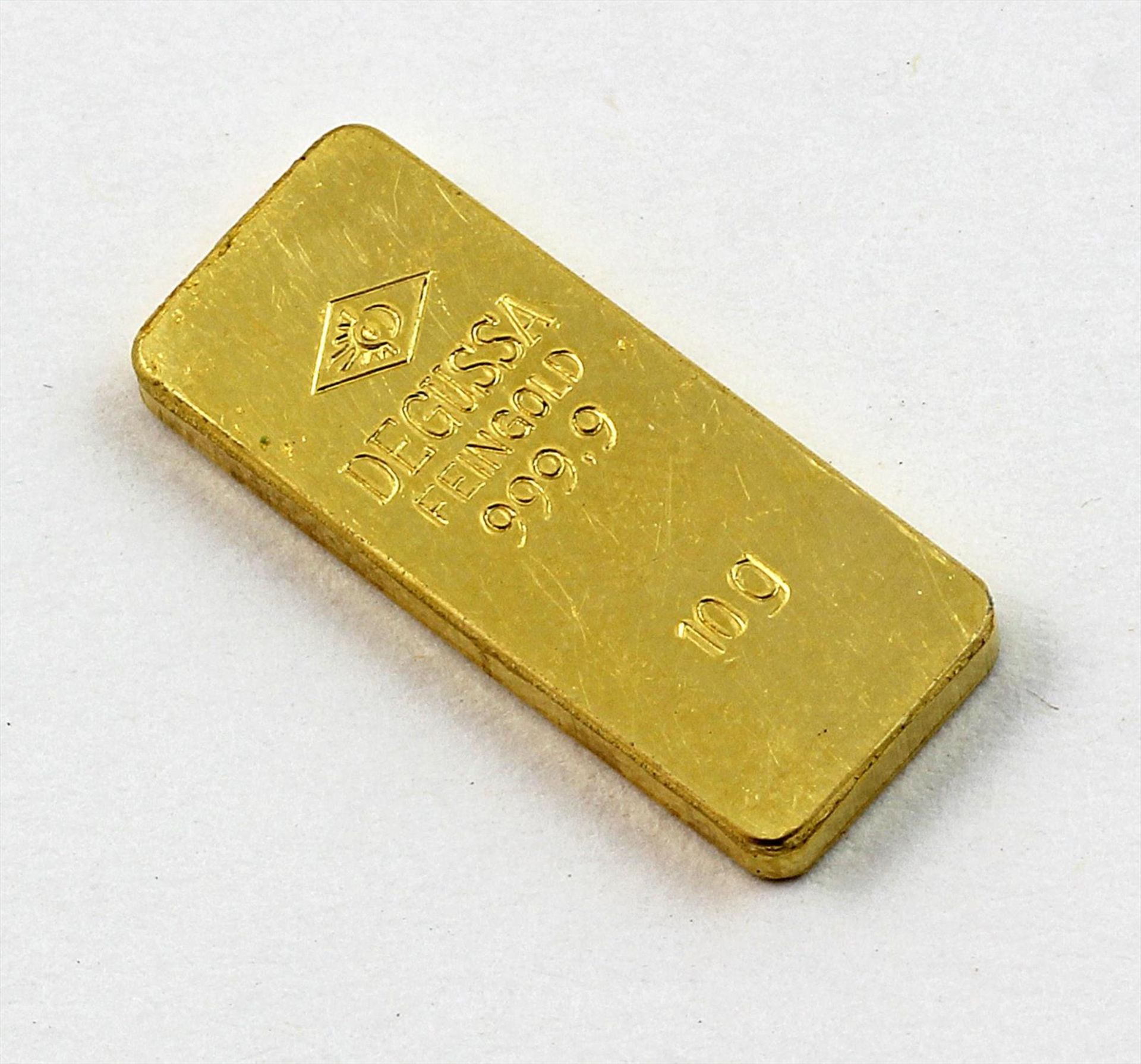 DEGUSSA-Goldbarren.999,9 GG, 10 g. Gebrauchsspuren. L. 2,28 cm.