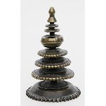 Stupa.Bronze mit teils beriebener, brauner Patina. Tibet, 19. Jh. H. 12 cm.