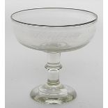 Weißbierglas, 0,6 L.Farblos. Halbmondförmige Kuppa mit aufgeschmolzenem Milchglasrand. Zylindrischer
