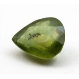 Grüner Saphir, ca. 6,86 ct.Birnkernförmig facettiert mit natürlichem Merkmal, wohl farbbehandelt.