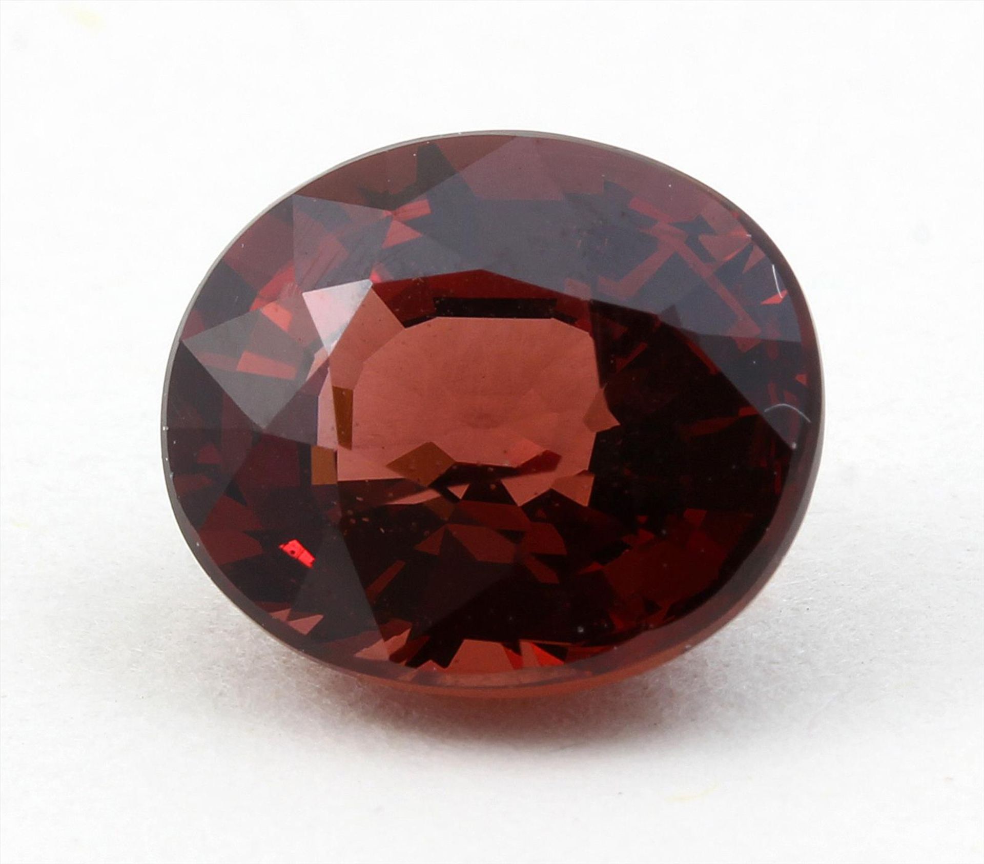 Rhodolith (roter Granat), 3,55 ct.Oval facettiert. Intensives Rot. Madagaskar.