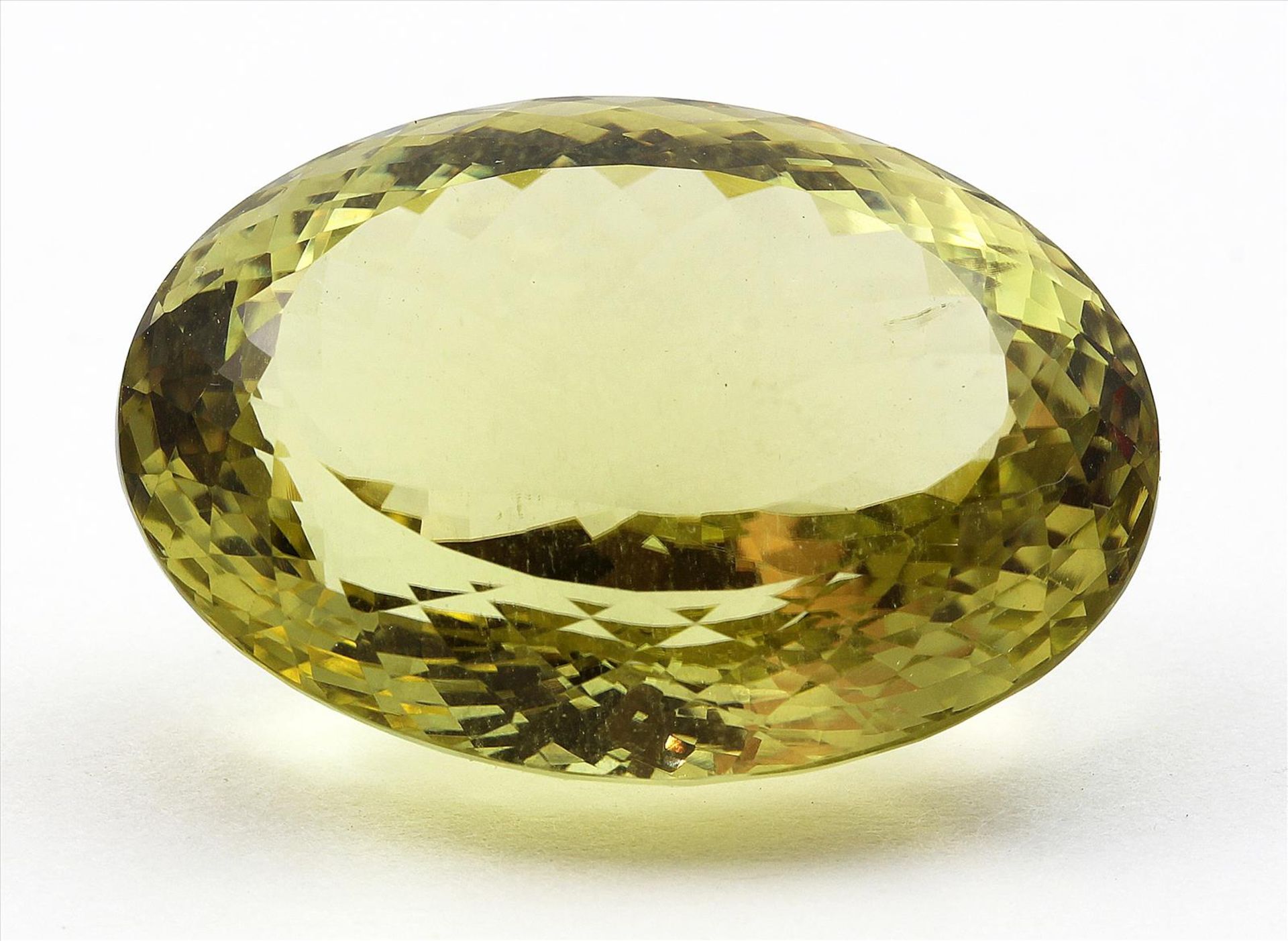 Citrin, ca. 83,9 ct.Oval facettiert geschliffen. 33x 18x 24 mm.