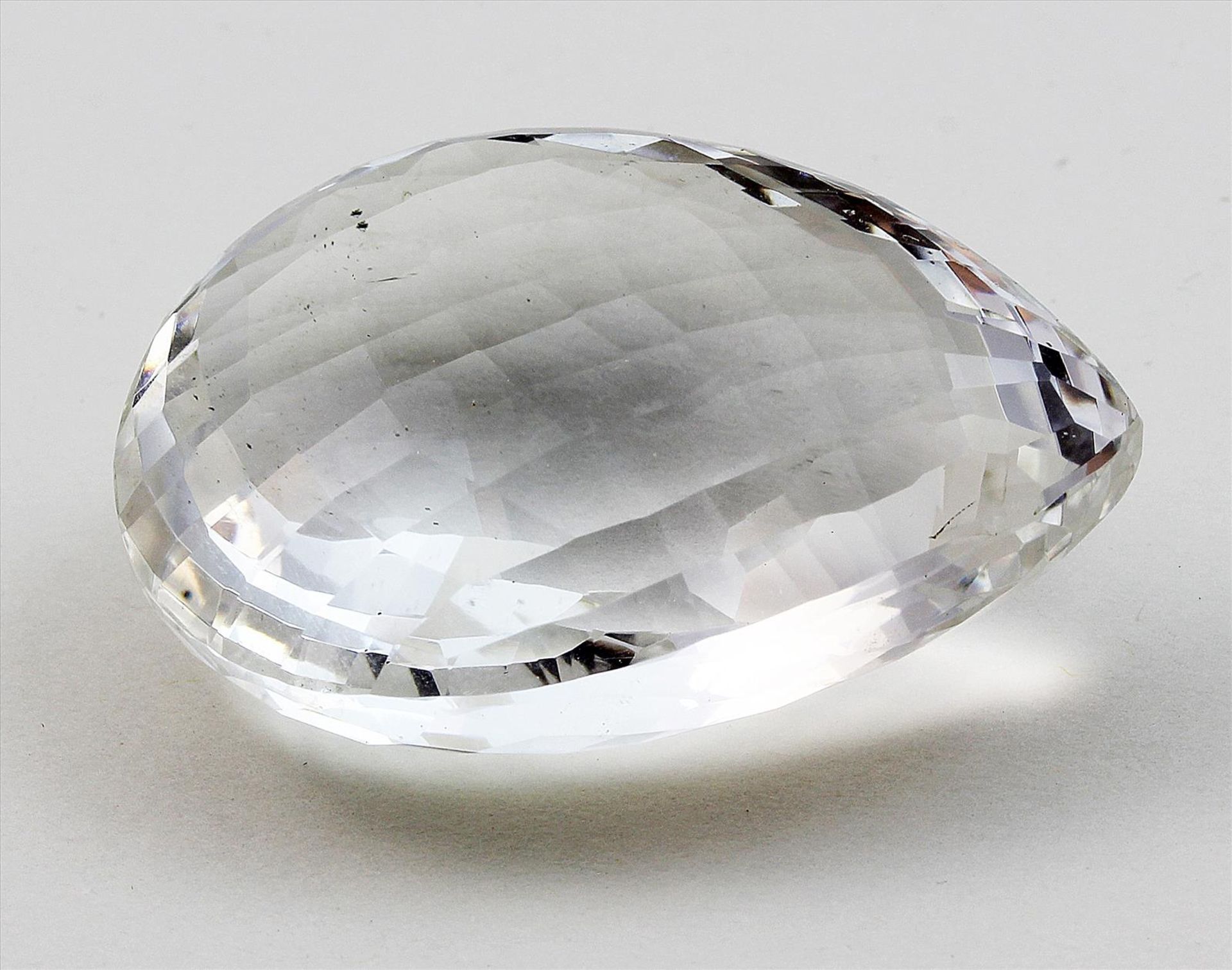 Weißer Quarz, ca. 184,3 ct.Tropfenförmig facettiert, 46x 34,5x 19 mm.