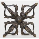 Doppelvajra.Auch Dorje oder Donnerkeil genannt. Bronze mit brauner Patina. Reliefierte Tierköpfe und