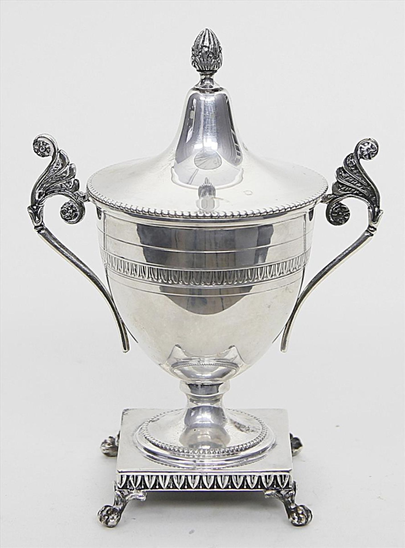 Zuckerdose im Empirestil.830/000 Silber, 231 g. Auf vierpassigem Sockel mit Tatzenfüßen