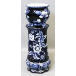 Blumensäule mit Übertopf.Keramik mit reichem, teils floralen Reliefdekor und kobaltblauer Glasur.