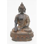 Skulptur des Buddha Shakyamuni.Dunkle Bronze. Auf Lotosthron sitzend, den Blick in meditativer