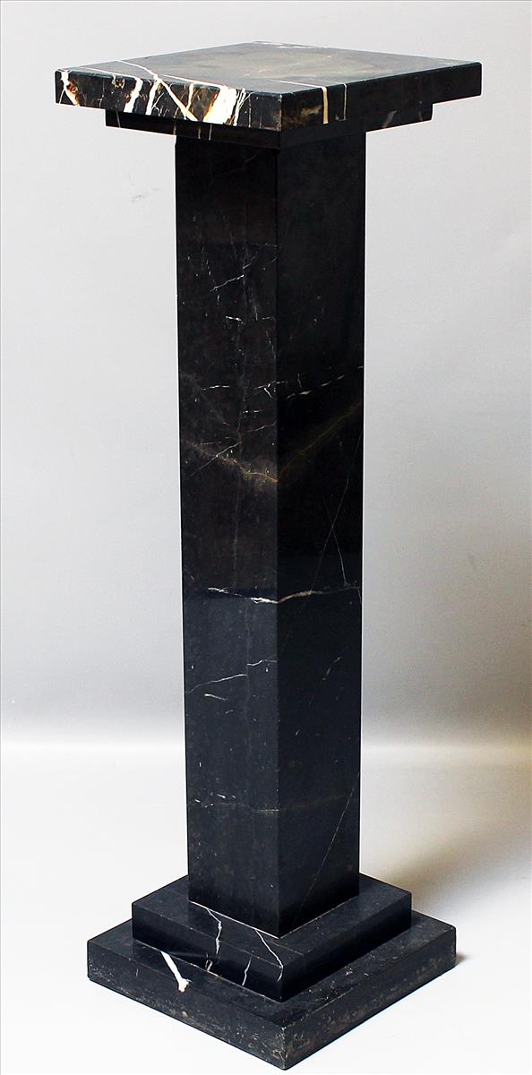 Art Deco-Säule.Schwarzer Marmor mit grauen Adern. Quadratische Deck- und gestufte Bodenplatte.