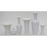 Sechs Vasen, KPM Berlin.Verschiedene Formen wie "Trompetenform". Weiß, dreimal mit Goldrändern. 1