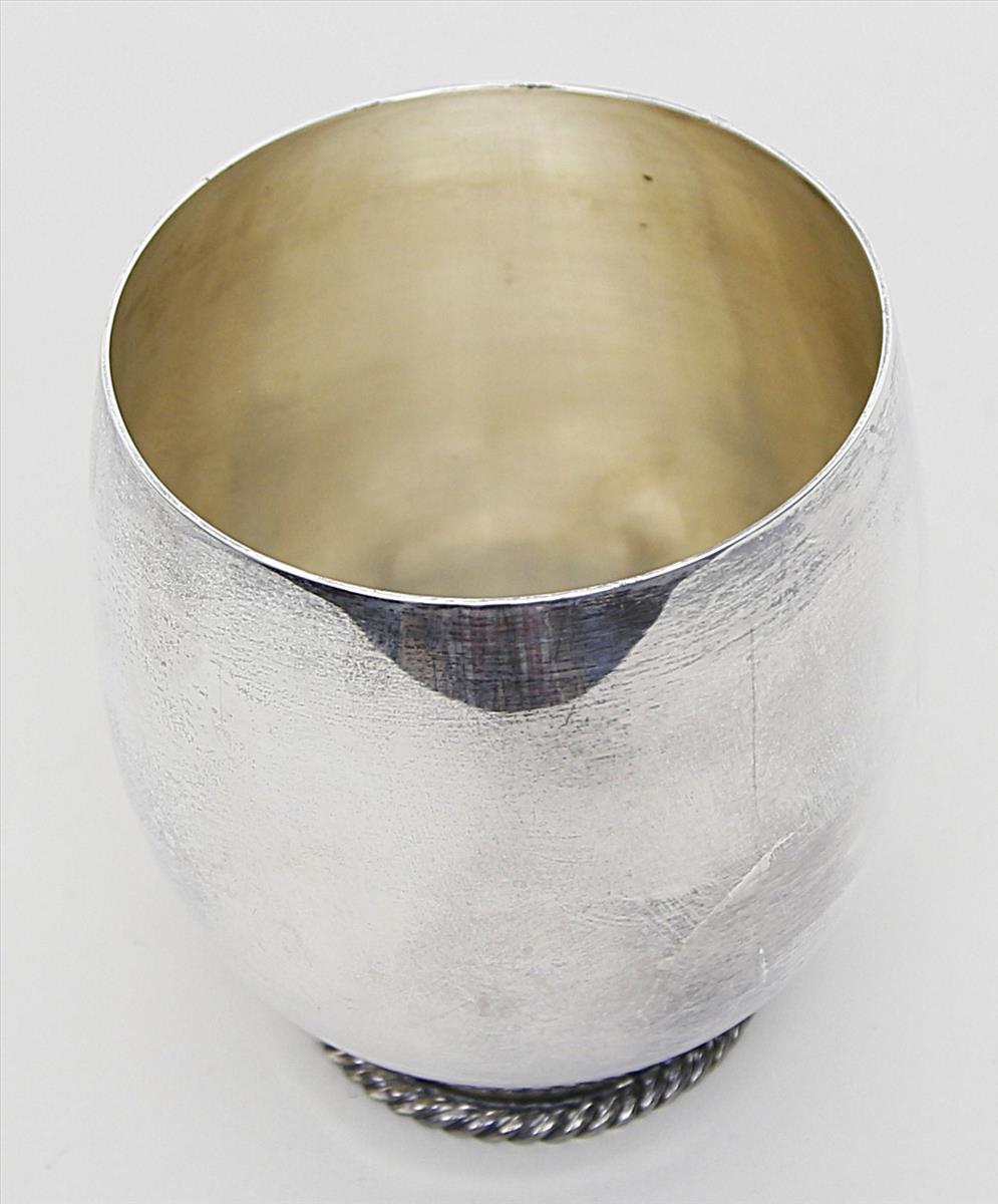 Vase.835/000 Silber, 494 g. Glatte Wandung auf kurzem Stand mit Kordelband. Kratzer. Mz. Gottlieb - Image 2 of 2