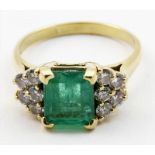 Damenring.750/000 GG, brutto 5,7 g. Besetzt mit qualitätvollem Smaragd im Emeraldcut (natürliche