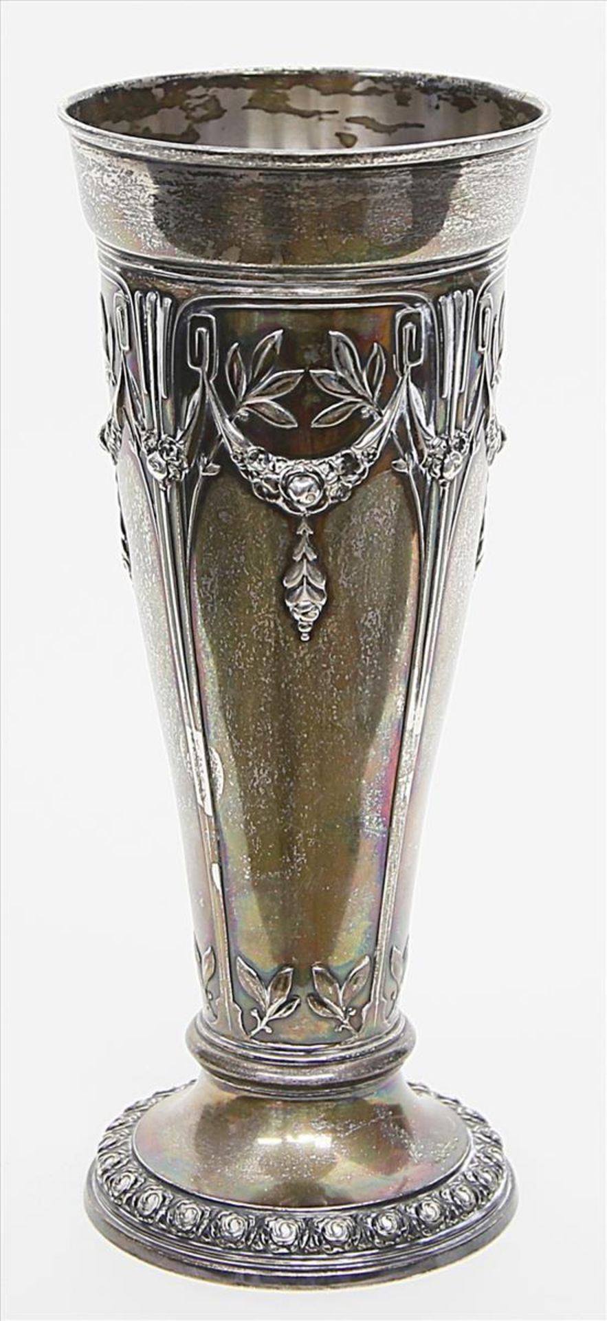 Jugendstil-Vase.84 zolotnik Silber, 340 g. Hohe, konische Form mit foralem Reliefdekor. Boden mit