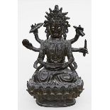 Ming-Skulptur einer Guanyin mit sechs Armen.Dunkel patinierte Bronze mit ziseliertem Dekor, 2.327 g.