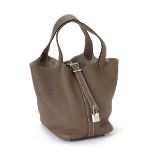 Handtasche "Picotin Lock 18", Hermès.Etoupe Clemence-Leder mit Palladium-Beschlägen, weiße Nähte.