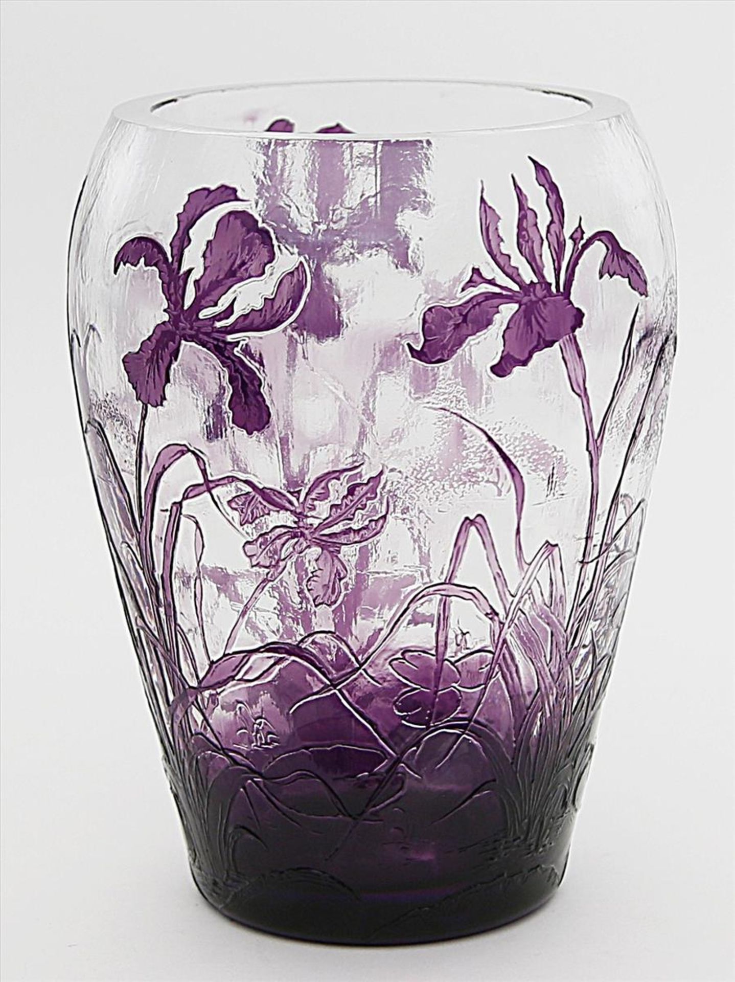 Jugendstil-Vase, Nancy.Farbloses Glas mit violettem Überfang. Aus den Schichten herausgeätztes Dekor - Bild 2 aus 2