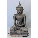 Lebensgroßer Buddha "Maravijaya".Holz mit dunkler Fassung (wenig Restvergoldung) und geprägten