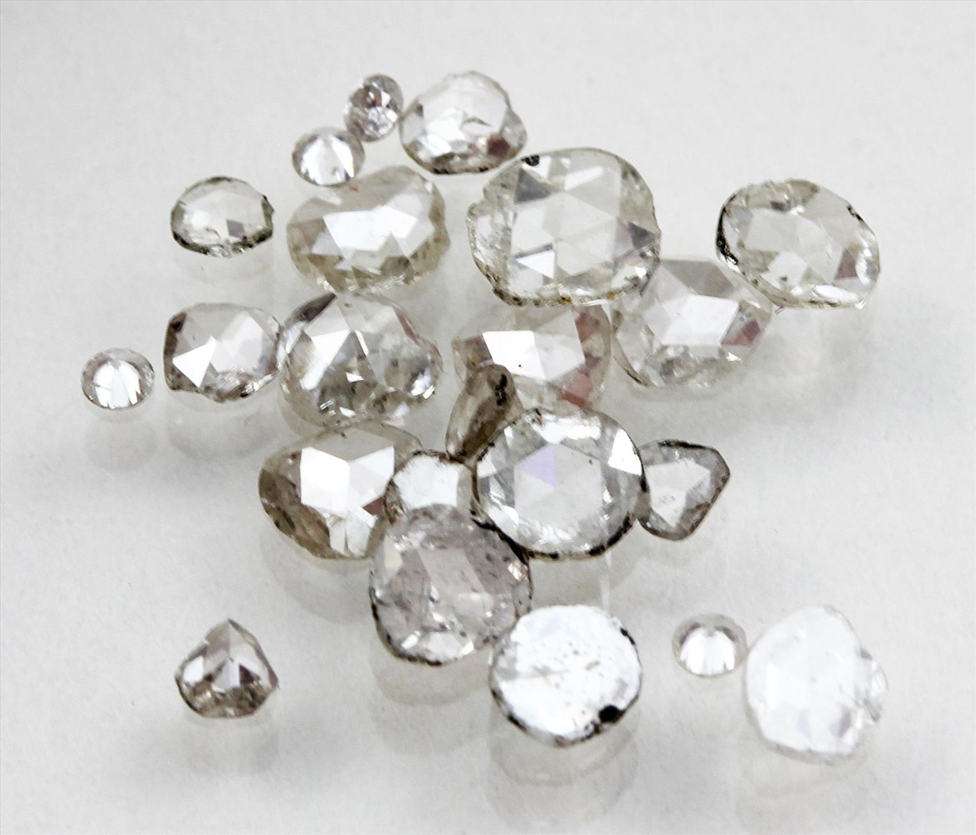 Kleines Konvolut Diamantrosen, zus. ca. 1,6 ct.Verschieden Größen und Qualitäten.