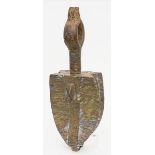 Reliquiarfigur "bwiti".Holz/Kupfer/Messing. Gabun oder Republik Kongo. H. 53 cm.