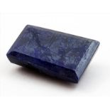 Großer, blauer Saphir, 144,35 ct.Trapezförmig facettiert. Opak, Kanten l. best. 38x 32x 12 mm.