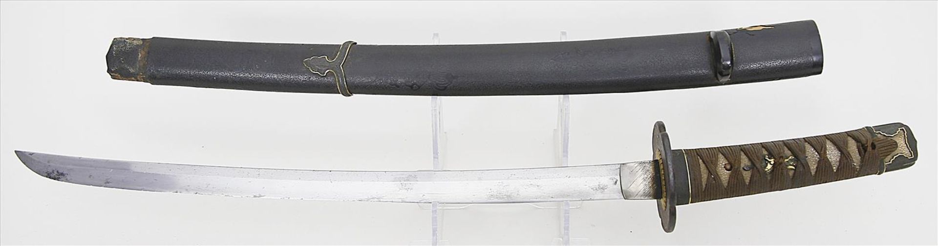 Kleines Schwert - Wakizashi.Polierte Stahlklinge. Goldtauschierte Tsuba mit Vogel in Landschaft